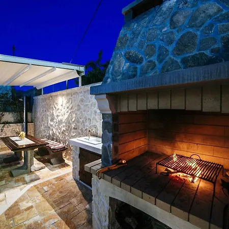 Dalmatian Castello Coza With Pool, 维耶拉克