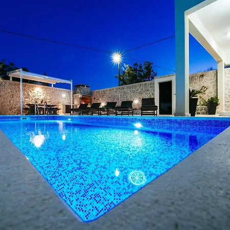 Dalmatian Castello Coza With Pool, 维耶拉克